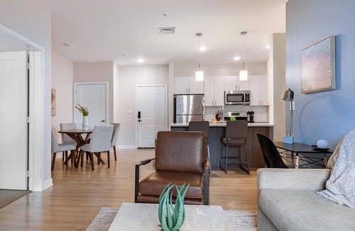 Windsor Apartment | Landing | Incredible 2BD, Pool, Gym
