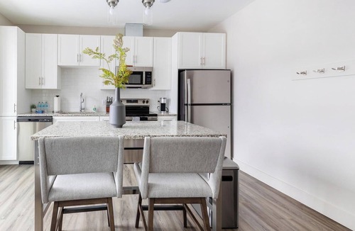 Tremont Apartment | Landing | Modern 1BD, Clubhouse, Courtyard