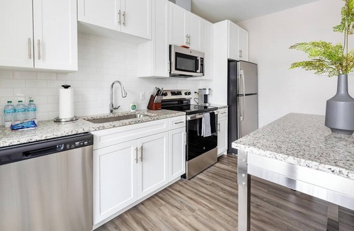 Tremont Apartment | Landing | Modern 1BD, Clubhouse, Courtyard