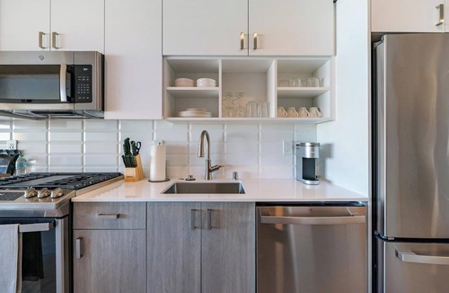 East Town Apartment | Landing | Modern 1BD, Gym, Pool