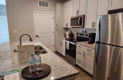 Newberry Apartment | Landing | Modern 2BD, Pool, Gym