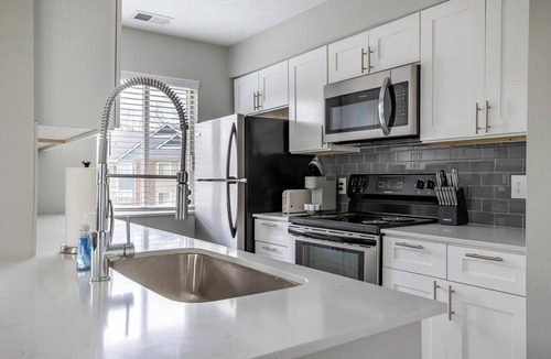 Indianapolis Apartment | Landing | Modern 2BD, Tennis Court, Gym