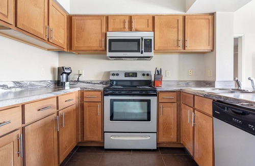 Jenks Apartment | Landing | Spectacular 2BD, Gym, Courtyard
