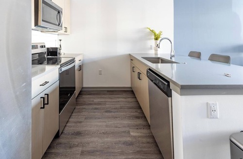 Coraopolis Apartment | Landing | Stunning 1BD, Courtyard, Gym