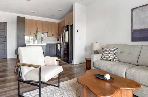 DeBaliviere Place Apartment | Landing | Stunning 1BD, Gym, Yoga Studio