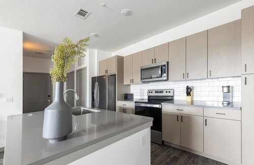 Coraopolis Apartment | Landing | Stunning 2BD, Courtyard, Gym