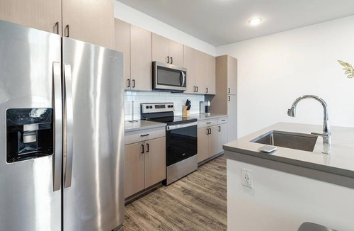 Coraopolis Apartment | Landing | Stunning 2BD, Courtyard, Gym
