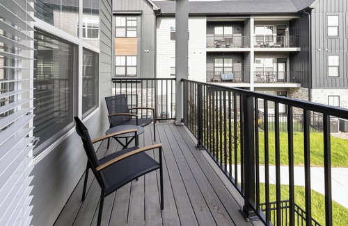 Coraopolis Apartment | Landing | Stunning 2BD, Courtyard, Gym