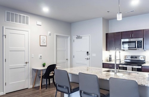 Greenwich Apartment | Landing | Stunning 2BD, Game Room, Gym