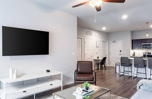 Greenwich Apartment | Landing | Stunning 2BD, Game Room, Gym