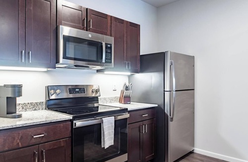 Greenwich Apartment | Landing | Stunning 2BD, Game Room, Gym