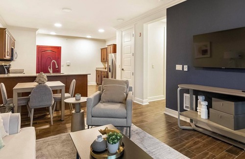 Overland Park Apartment | Landing | Stunning 3BD, Gym, Pool