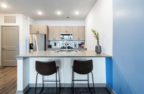 Coraopolis Apartment | Landing | Stylish 1BD, Courtyard, Gym