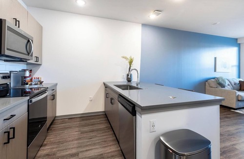 Coraopolis Apartment | Landing | Stylish 1BD, Courtyard, Gym