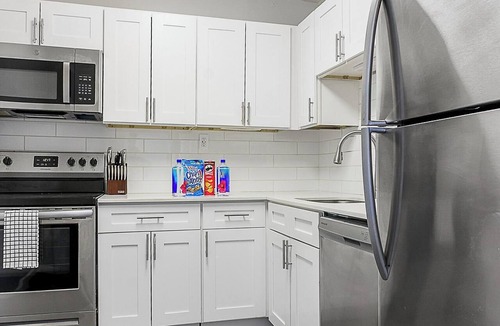 Fort Wayne Apartment | Landing | Stylish 1BD, Gym, Pool