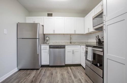 Fort Wayne Apartment | Landing | Stylish 2BD, Pool, Gym