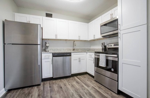 Fort Wayne Apartment | Landing | Stylish 2BD, Pool, Gym