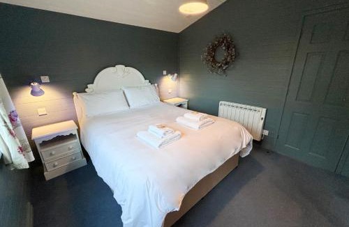 Crianlarich Ski Chalet | Lapwing Lodge with loch and mountain view