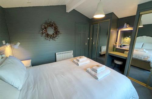 Crianlarich Ski Chalet | Lapwing Lodge with loch and mountain view