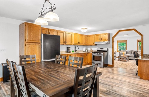 Mayfield House | lArbutus lSpacious lNear TC lBeach+Sauna+Hot Tub