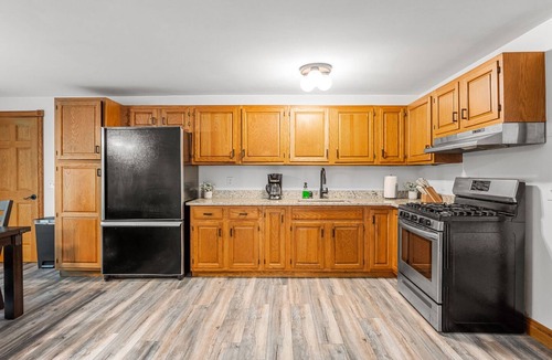 Mayfield House | lArbutus lSpacious lNear TC lBeach+Sauna+Hot Tub