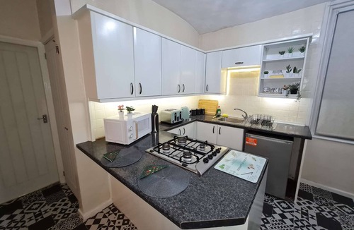 Wallsend Apartment | Large 3 Bed Flat, Free Parking-by Holiday Homes