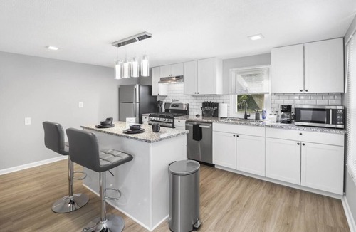 Brook Park House | Large 3BR - 5 Min to I-X Center & CLE Airport
