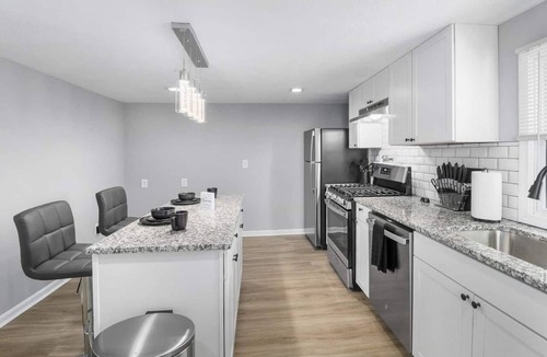 Brook Park House | Large 3BR - 5 Min to I-X Center & CLE Airport