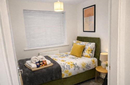 Chester-le-Street Villa | Large 4 bedroom house for Contractors, Large groups or Retreat sleeps 8 people in Durham - NO Smoking Indoor House