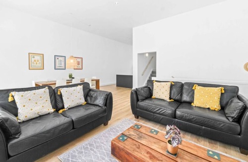 Fintry House | Large 5Bed with parking & garden