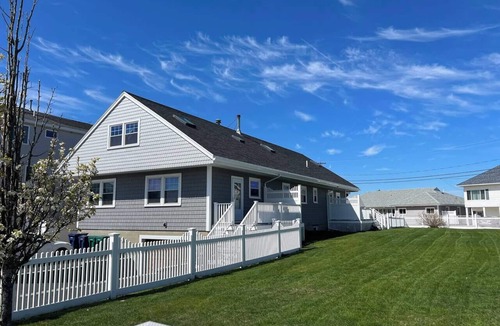 Seabrook House | Large Beach Apt | Lawn | Steps to the Beach