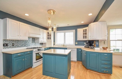 Ashtabula House | Large Family Lakehouse on the Coast with Stunning Water Views