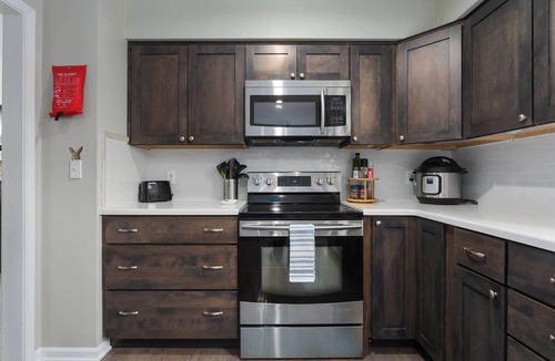 Olathe House | Large Groups|Sleeps 12+KingBeds Mins to GEHA