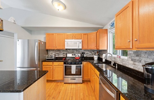 Bonnet Shores House | large home in Bonnet Shores with four beach passes to Narragansett town beach