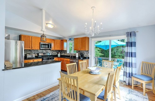 Bonnet Shores House | large home in Bonnet Shores with four beach passes to Narragansett town beach