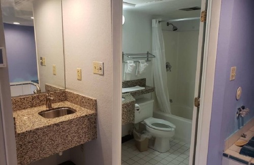 Henderson Hotel | Large Jetted Tub Suite at Envi Boutique Hotel