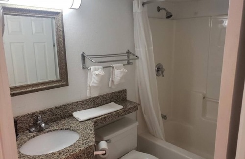 Henderson Hotel | Large Jetted Tub Suite at Envi Boutique Hotel