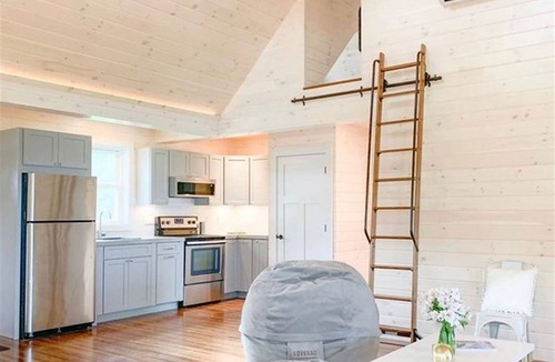 North Sebago Cottage | LARGE RESORT WITH 12 PROPERTIES. NATURAL POND FOR SWIMMING.