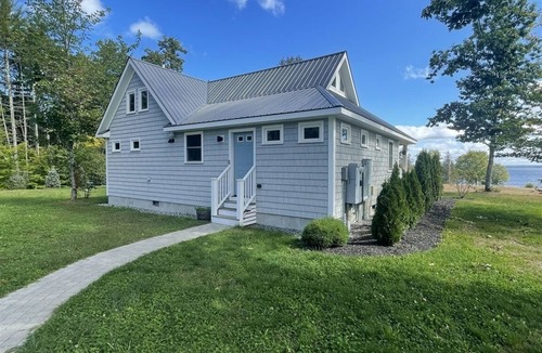 North Sebago Cottage | LARGE RESORT WITH 12 PROPERTIES. NATURAL POND FOR SWIMMING.