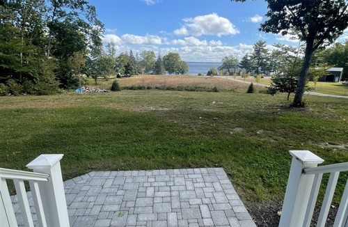 North Sebago Cottage | LARGE RESORT WITH 12 PROPERTIES. NATURAL POND FOR SWIMMING.