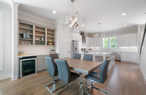 Haynes Area House | Large Riverhouse Getaway | City Views + Royal Beds