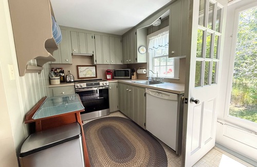West Chatham Cottage | Large Yard, Quiet; 300 Yd on Sidewalk to Hardings Beach