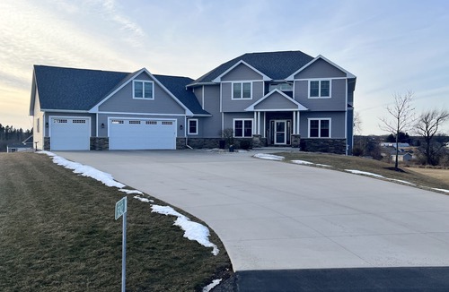 Butte Des Morts House | Larger house in quiet neighborhood near Oshkosh w/large backyard!