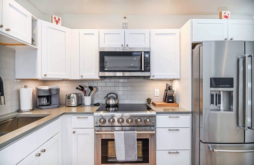 Pine Point House | Latitude Adjustment – Brand-New 3 BDR in Scarborough! Walk to Beach & Dining