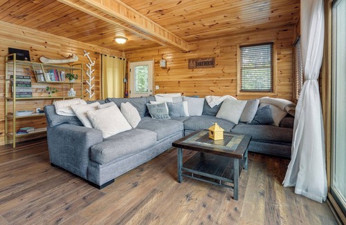 Battle Creek House | Laurabell Lakehouse: Boat Dock & Mill Lake Access!