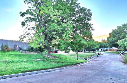 Lawton House | Lawton Creekside Villa,7 bedrooms, 3 bathrooms,7 sinks,beautiful neighborhood