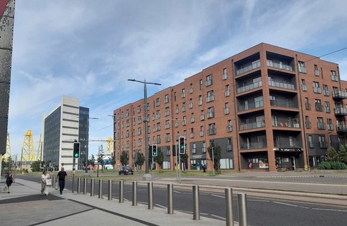 Newhaven Apartment | Leafy Leith 2BDR Retreat with a Private Balcony