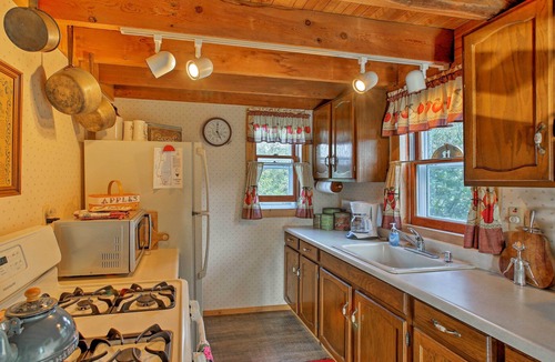 Suttons Bay Cottage | Leelanau Country Cottage ~ 4 Mi to Suttons Bay!