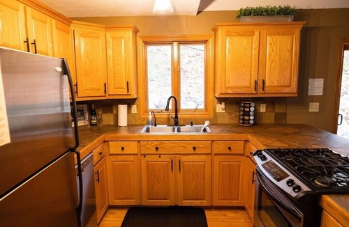 Traverse City Cabin | Leelanau Therapy-Hot Tub, Jetted Tub, Fireplace