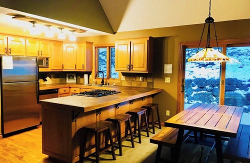 Traverse City Cabin | Leelanau Therapy+ HotTub, JettedTub, FirePlace